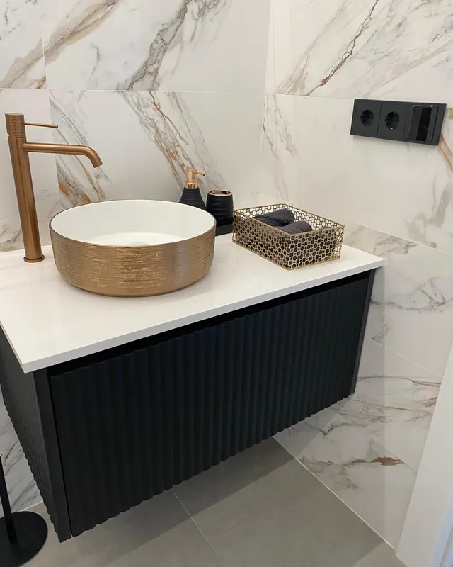Mueble de baño en negro acanalado y oro